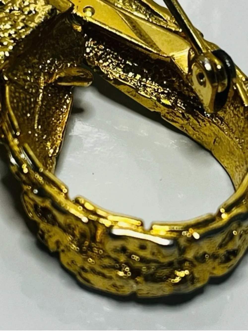 1980 Vintage Bow Ribbon Brooch Pin Gold Tone Nugget Textured Articulated Tail